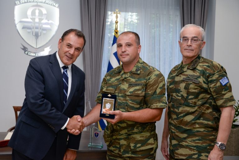 Βράβευση του ΕΠΟΠ Λοχία Χρήστου Γκιαουράκη από τον ΥΕΘΑ Νίκο Παναγιωτόπουλο