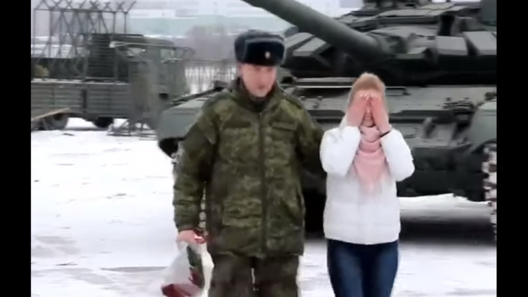 Απίστευτη πρόταση γάμου: Υπολοχαγός παρέταξε τανκς σε σχήμα καρδιάς