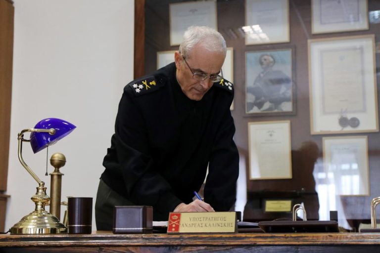 Τα στελέχη του Πυροβολικού και το ”δώρο” του ΑΓΕΣ Αντιστράτηγου Γ. Καμπά