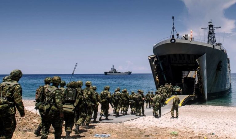 ΥΠΕΘΑ: Σε άσκηση οφείλεται η μετακίνηση στρατευμάτων στα νησιά. Σιγή ασυρμάτου από το ΓΕΣ