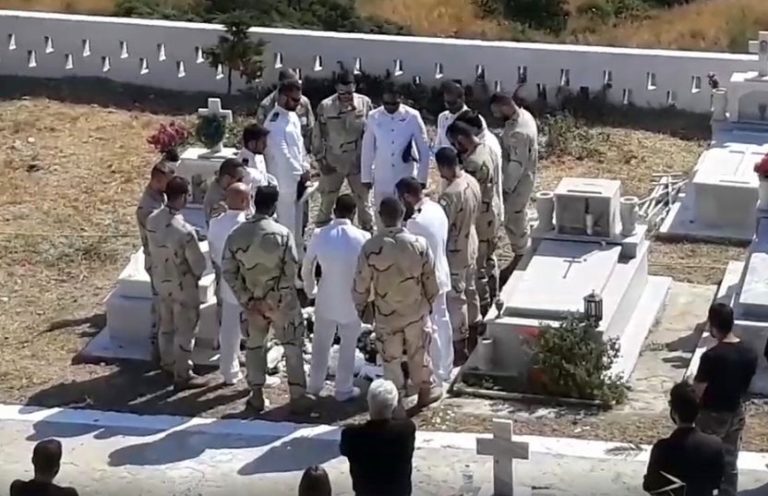 Σε κλίμα συγκίνησης η κηδεία του άτυχου βατραχάνθρωπου στην Κάρπαθο