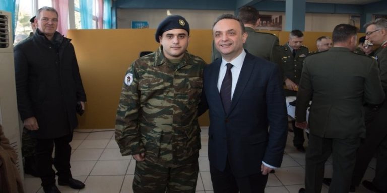 Συγκίνηση για τον βουλευτή Σταύρο Κελέτση στην ορκωμοσία του νεοσύλλεκτου γιου του