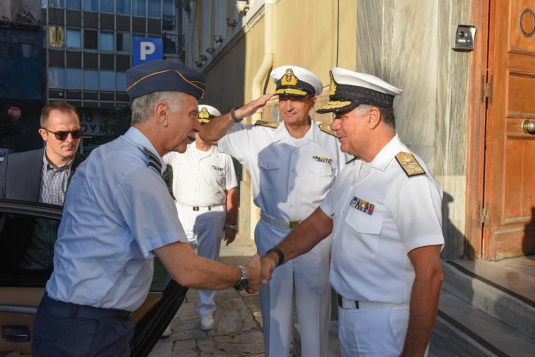 Φουντώνουν οι φήμες για αλλαγές 2 Αρχηγών Γενικών Επιτελείων. Δεν διέψευσε τα σενάρια κρίσεων στις ΕΔ ο ΥΕΘΑ Ν. Παναγιωτόπουλος