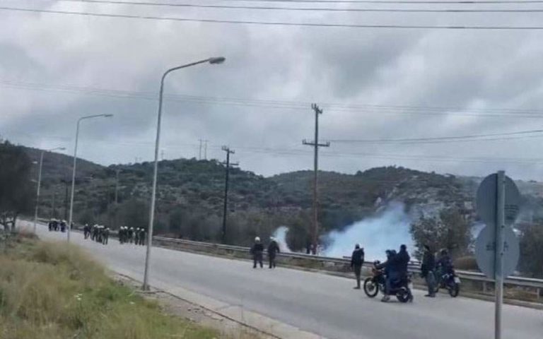 ΕΚΤΑΚΤΟ: Επεισόδια με φωτιές και χημικά σε πορεία μεταναστών στη Λέσβο