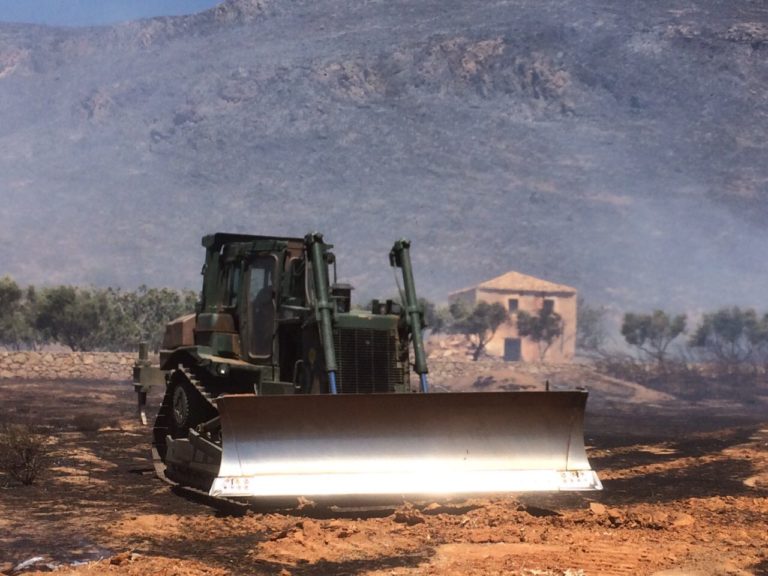 Συνδρομή του Στρατού Ξηράς στις πυρκαγιές σε Ελαφόνησο και Υμηττό (εικόνες)