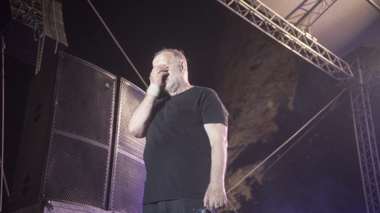 Η τελευταία συγκινητική συναυλία του Θάνου Μικρούτσικου – Δείτε βίντεο