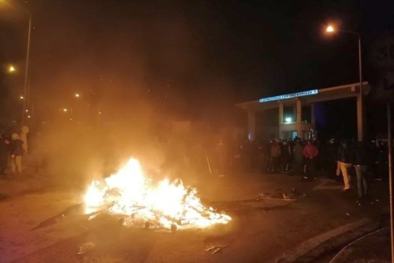 BINTEO – 98 ΑΔΤΕ: «Ντροπή του Στρατηγού να δώσει τα μηχανήματα» φώναζαν πολίτες έξω από την πολιορκούμενη Μεραρχία – Συγκλονίζει ο στρατιωτικός ιερέας