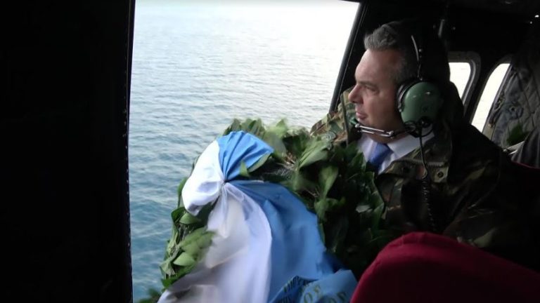 Ρίψη στεφάνου ΥΕΘΑ Πάνου Καμμένου στο θαλάσσιο χώρο των Ιμίων
