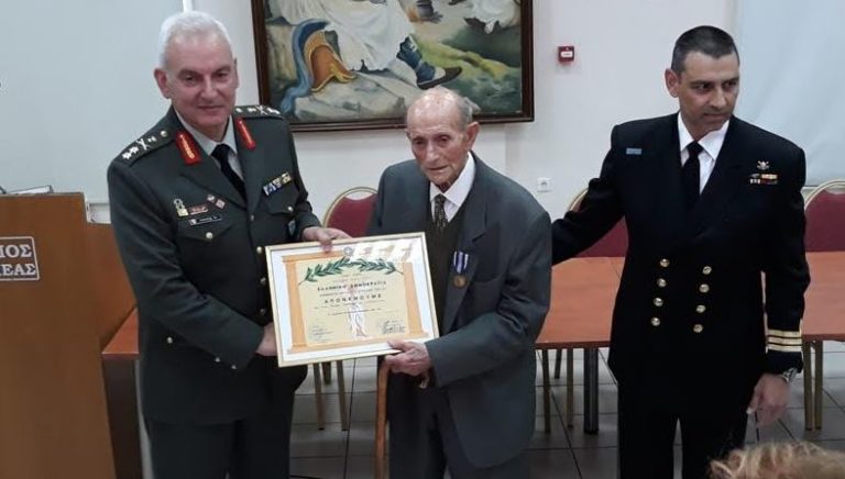 Απονομή Αναμνηστικού Μεταλλίου 1940-41 σε Βετεράνο του Ελληνοιταλικού Πολέμου