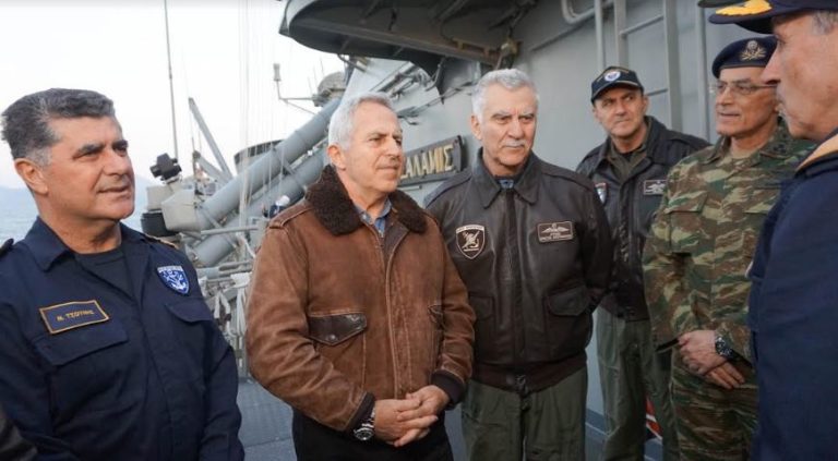 Αιφνιδιαστική Άσκηση ΠΥΡΠΟΛΗΤΗΣ. Στη Φρεγάτα ΣΑΛΑΜΙΣ ο Υπουργός Εθνικής Άμυνας και οι Αρχηγοί των Γ.Ε.