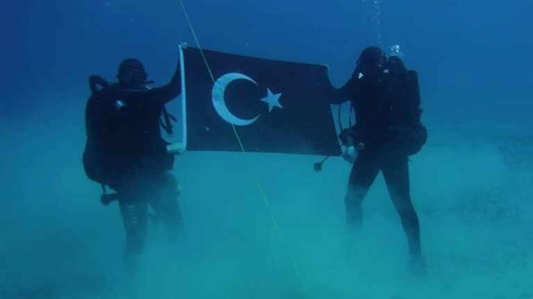 Έντονη αντίδραση Αποστολάκη για την τουρκική σημαία στον βυθό της Σούδας