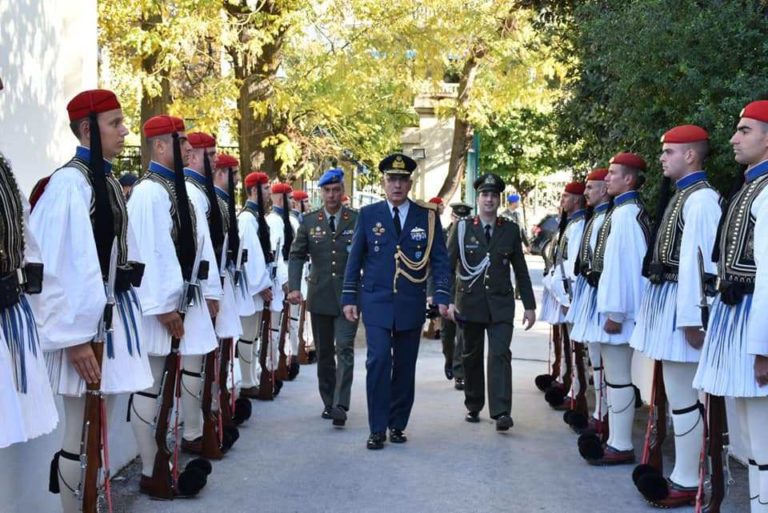 Ο Αντιπτέραρχος (Ι) Γρηγόριος Πρεζεράκος δίπλα στην οικογένεια του άτυχου εύζωνα στην Πάτρα