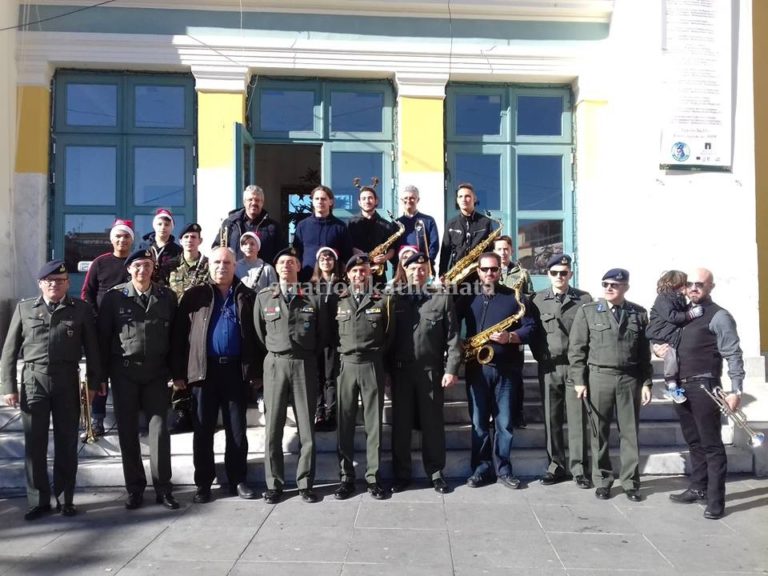 Σε χριστουγεννιάτικους ρυθμούς η Τρίπολη απο τη Στρατιωτική μουσική της ΔΙΚΕ