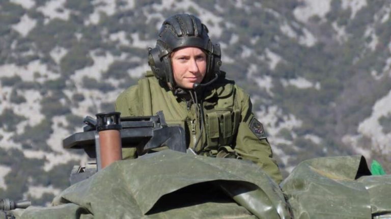Δείτε φωτογραφίες: Γυναίκα ουλαμαγός εκτελεί βολές σε άσκηση στην Ξάνθη