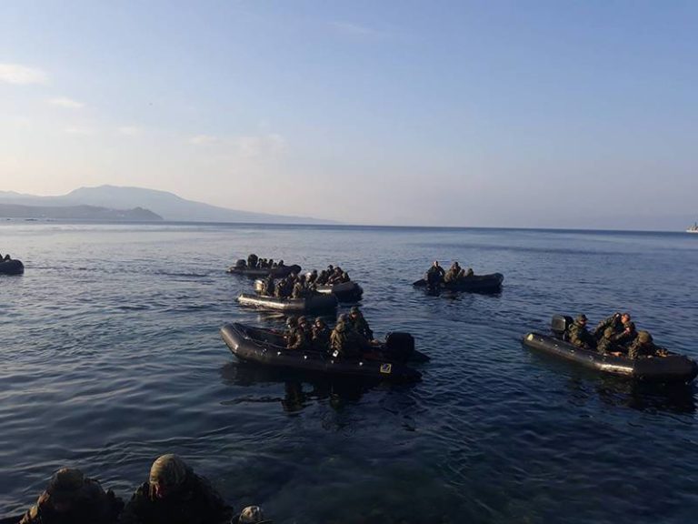 Στο λιμάνι της Κορώνης με Πεζοναύτες το αρματαγωγό “Λέσβος” (βίντεο)