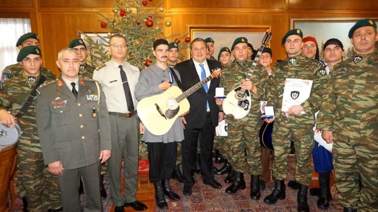 Πρόσκοποι και καταδρομείς έψαλαν τα κάλαντα στο υπουργείο Άμυνας – ΒΙΝΤΕΟ