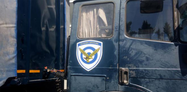 Πατρών – Πύργου: Αποκόλληση τροχών από φορτηγό της Πολεμικής Αεροπορίας – Μια τραυματίας