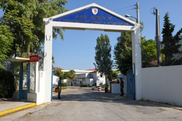 Στρατός Ξηράς: Ξεκινά η παρασκευή αντισηπτικών από την αλκοόλη που έχει κατασχεθεί