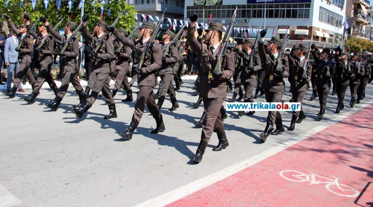 Η Στρατιωτική Παρέλαση της 25ης Μαρτίου στα Τρίκαλα με το πέρασμα της ΣΜΥ (βίντεο)