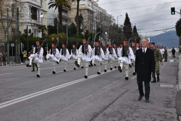 Ρίγη συγκίνησης στην παρέλαση της Προεδρικής Φρουράς – Τιμή στη μνήμη του Σπύρου Θωμά – Παρών και ο πατέρας του (ΒΙΝΤΕΟ)