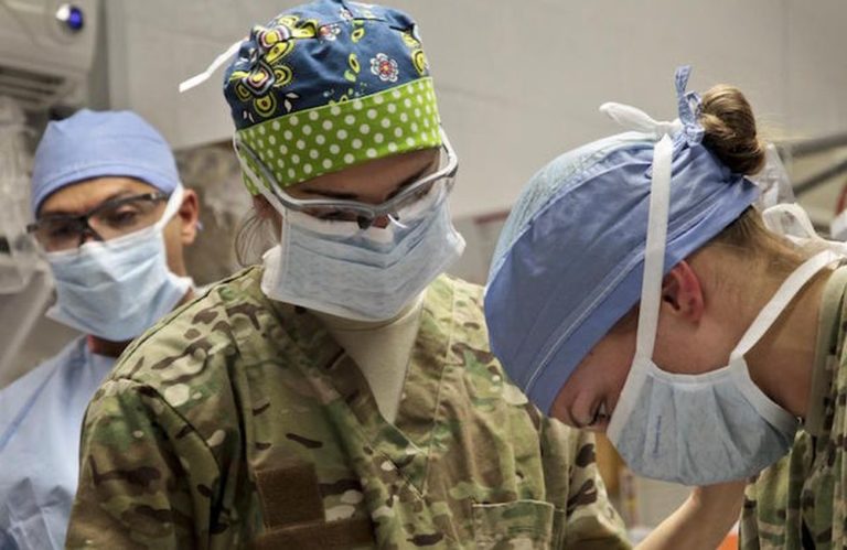 Περιφερειάρχης ζητά να κληθούν σε νοσοκομεία από το ΥΠΕΘΑ απόστρατοι Στρατιωτικοί γιατροί