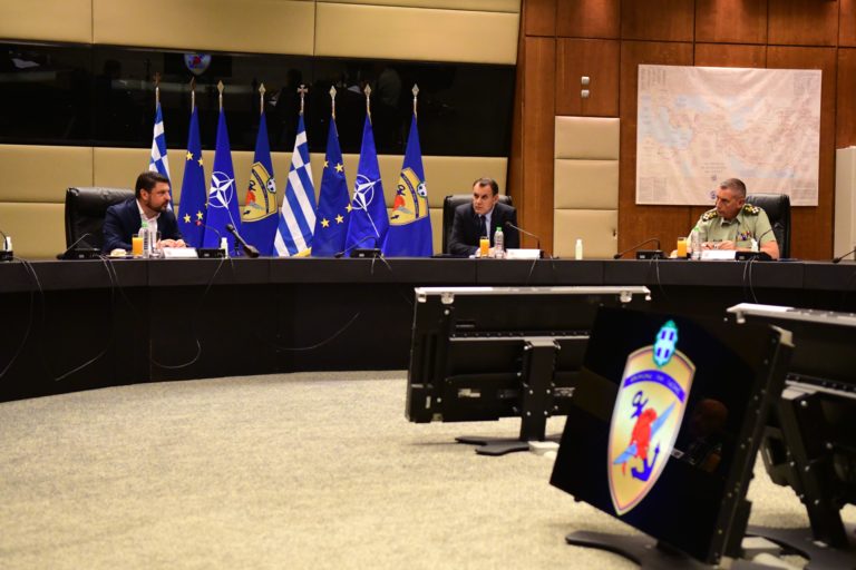 Ευρεία σύσκεψη για την προετοιμασία της αντιπυρικής περιόδου υπό τον ΥΕΘΑ Νικόλαο Παναγιώτοπουλο με τη συμμετοχή του Υφυπουργού Πολιτικής Προστασίας Νίκο Χαρδαλιά