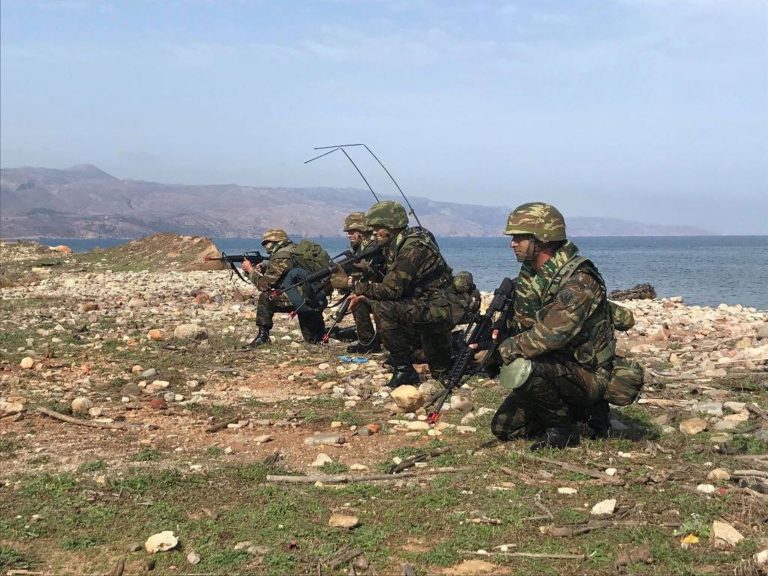 Με όλα τα βαρέα όπλα ασκήθηκε η V Μεραρχία Κρητών στον κόλπο της Σούδας (φωτό)