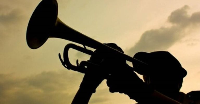 1η Στρατιά: Εγερτήριο σάλπισμα σηκώνει στο πόδι όλη τη συνοικία αξημέρωτα