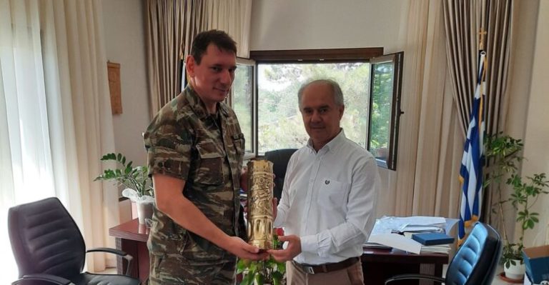 Επίσκεψη του διοικητή της 361 ΠΑΠ στον δήμαρχο Τεμπών