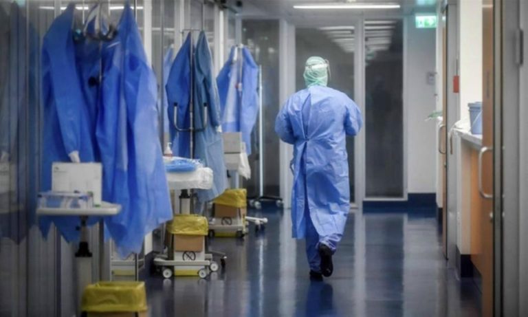 Όλο και πιο νέους προσβάλλει ο κορονοϊός – Ανησυχία για τη διασπορά σε Αθήνα και Θεσσαλονίκη