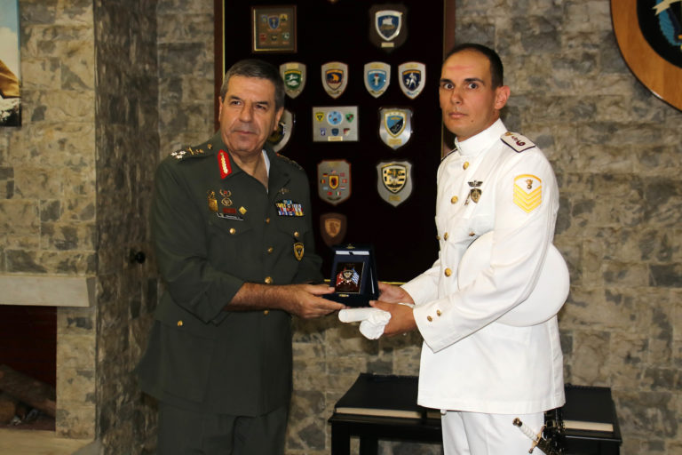 Απονομή Πτυχίων και Διακριτικών Πτερύγων Αλεξιπτωτιστή Στατικού Ιμάντα σε Μαθητές της ΣΣΕ, της ΣΣΑΣ και της ΣΜΥ