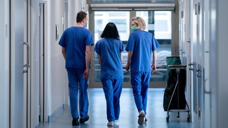 Kορωνοϊός: Σε επικίνδυνη τροχιά η χώρα – Τριπλασιάστηκαν σε 12 μέρες οι διασωληνωμένοι