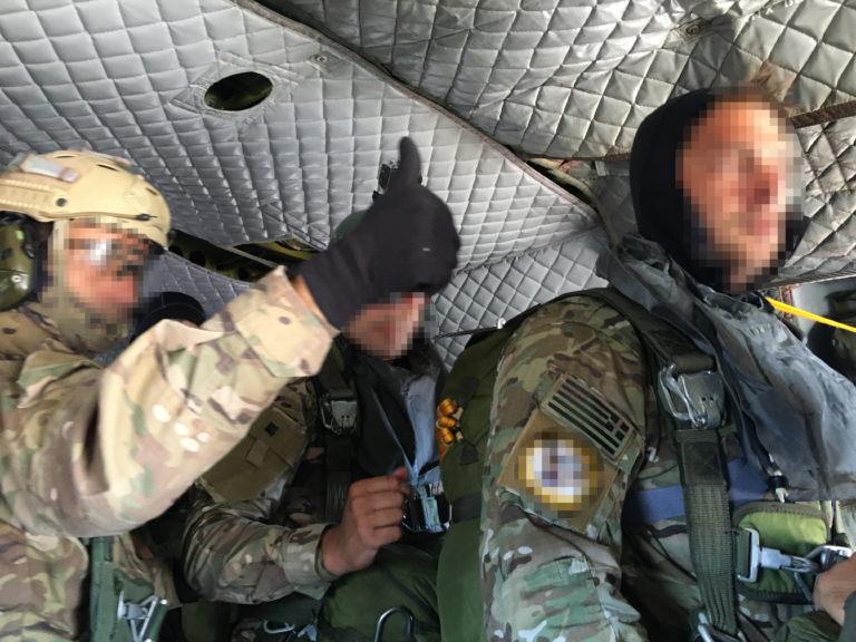 Συγκίνηση και Περηφάνια: Με μπροστάρη τον αδελφό του Κ. Μελιγκώνη οι καταδρομείς τέλεσαν τρισάγιο και έκαναν πτώση με αλεξίπτωτο στη μνήμη του