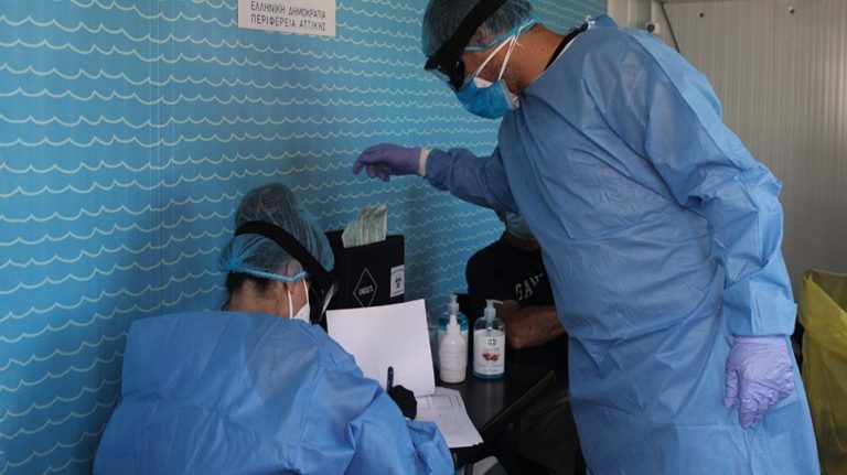 Κορωνοϊός: «Ψυχρολουσία» με 1259 νέα κρούσματα. ”Αδύνατο να ελεγχθεί η διασπορά”