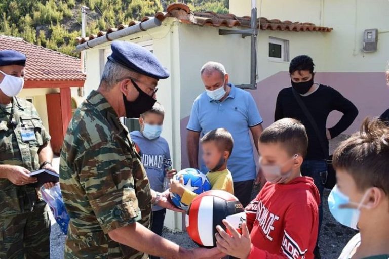 Μπάλες ποδοσφαίρου, βόλεϊ και μπάσκετ μοίρασε σε 17 σχολεία της Θράκης το Δ’ Σώμα Στρατού