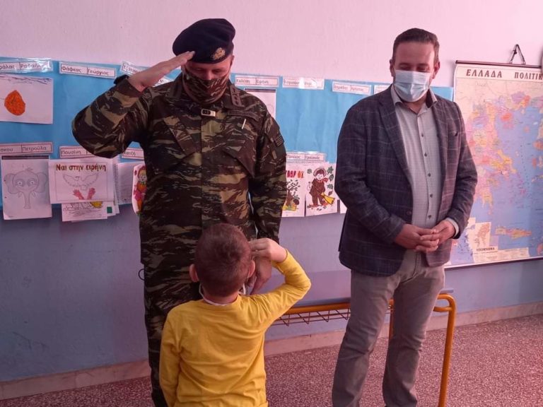 Ο εντυπωσιακός στρατιωτικός χαιρετισμός του μικρού Τραϊανού στον Υποστράτηγο Κωστάκογλου