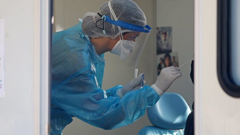 «Μαύρη» Πέμπτη με 3.316 κρούσματα, 50 θανάτους και 310 διασωληνωμένους