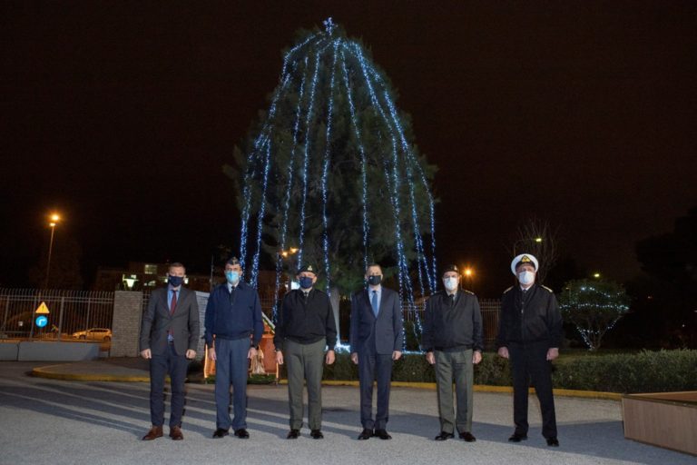 Παρουσία ΥΦΕΘΑ Αλκιβιάδη Στεφανή στη Φωταγώγηση του Χριστουγεννιάτικου Δέντρου στο Στρατόπεδο «ΠΑΠΑΓΟΥ»