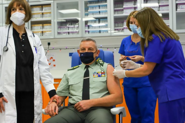 Εμβολιάστηκε ο πρώτος ένστολος πολίτης της χώρας ΑΓΕΕΘΑ Στρατηγός Κ. Φλώρος