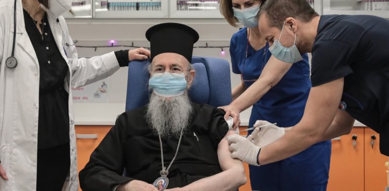 Κορονοϊός: Εμβολιάστηκε ο πρώτος Ιεράρχης, Μητροπολίτης Ναυπάκτου Ιερόθεος