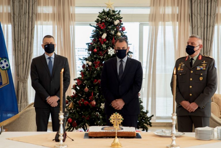 ”Μια ευτυχισμένη οικογένεια”. Κοπή πίτας Νέου Έτους 2021 του ΥΠΕΘΑ