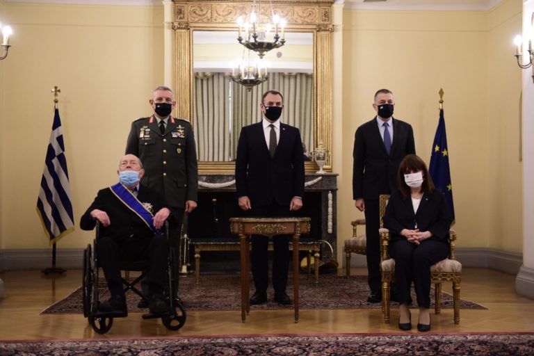 Παρουσία ΥΕΘΑ Νικόλαου Παναγιωτόπουλου στην τελετή παρασημοφορήσεως του Ιάκωβου Τσούνη από την ΠτΔ