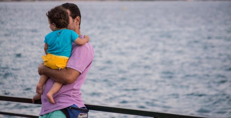 Άδεια πατρότητας με αποδοχές