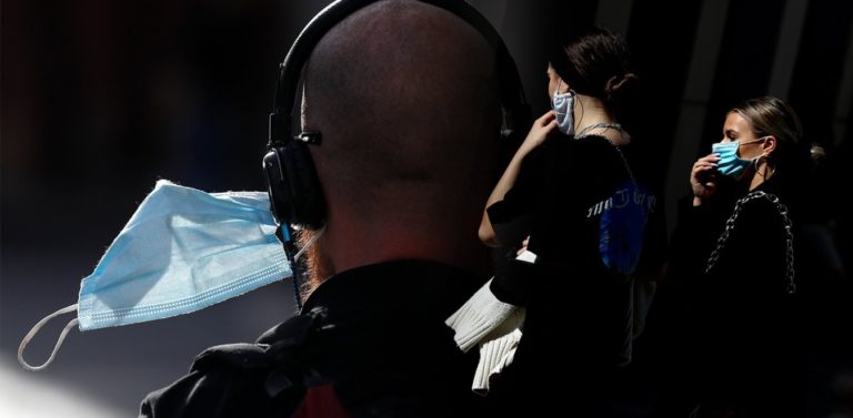 SOS σε σούπερ μάρκετ, ΜΜΜ – Ξεχάστε ότι ξέρατε με τις μεταλλάξεις, σώζει η διπλή μάσκα