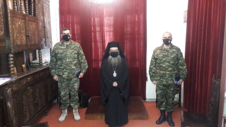 Ο απερχόμενος και ο νέος Διοικητής της 96 ΑΔΤΕ στον Μητροπολίτη Χίου