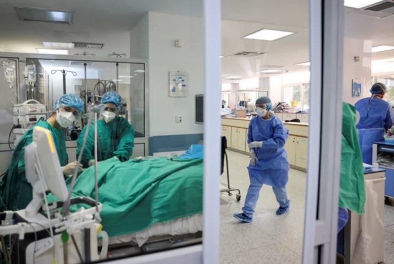 Στοιχεία σοκ: Ενα εξιτήριο για κάθε τρεις εισαγωγές στα νοσοκομεία – Προβλέψεις για πάνω από 750 διασωληνωμένους