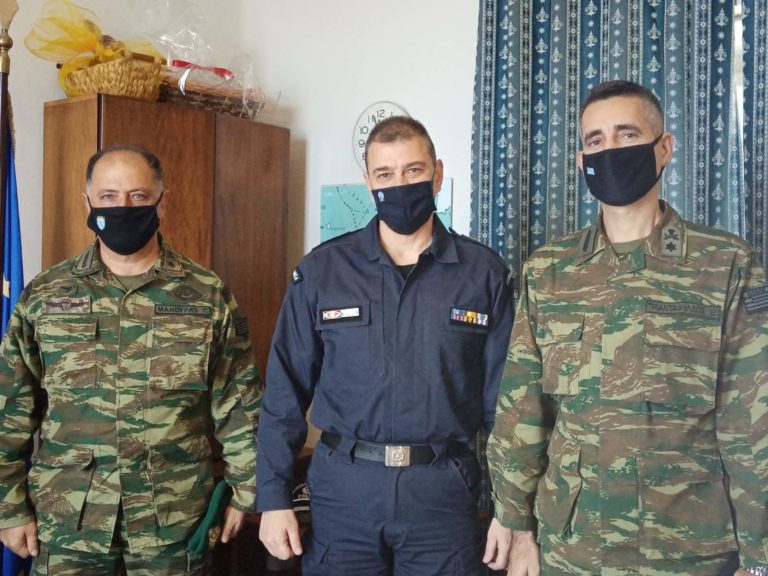 Ο νέος και ο απερχόμενος Διοικητής της 80 ΑΔΤΕ με τον Αστυνομικό Διευθυντή Β’ ΑΔ Δωδεκανήσου