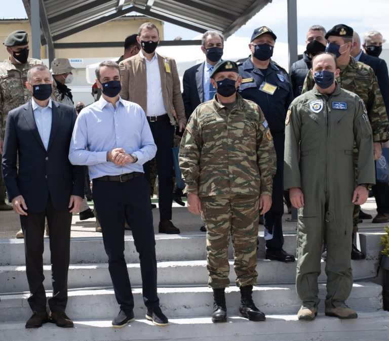 Ο Πρωθυπουργός στην Άσκηση «ΗΝΙΟΧΟΣ 21», συνοδευόμενος από τον ΥΦΕΘΑ Αλκιβιάδη Στεφανή