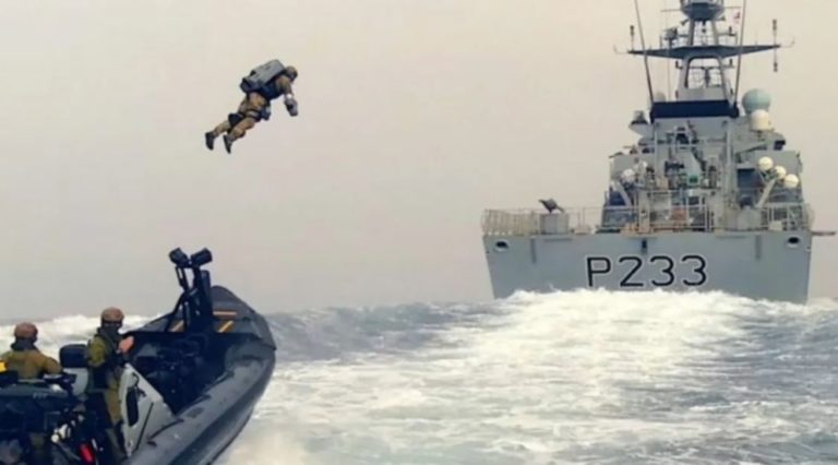 Άσκηση των κομάντο από το μέλλον: Με ειδική στολή πέταξαν και έκαναν ρεσάλτο σε πλοίο