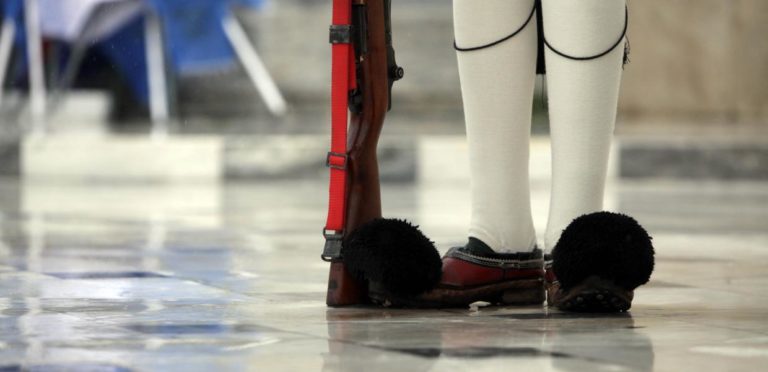 Πρώην ΟΥΚάς προσπάθησε να αρπάξει το όπλο Εύζωνα